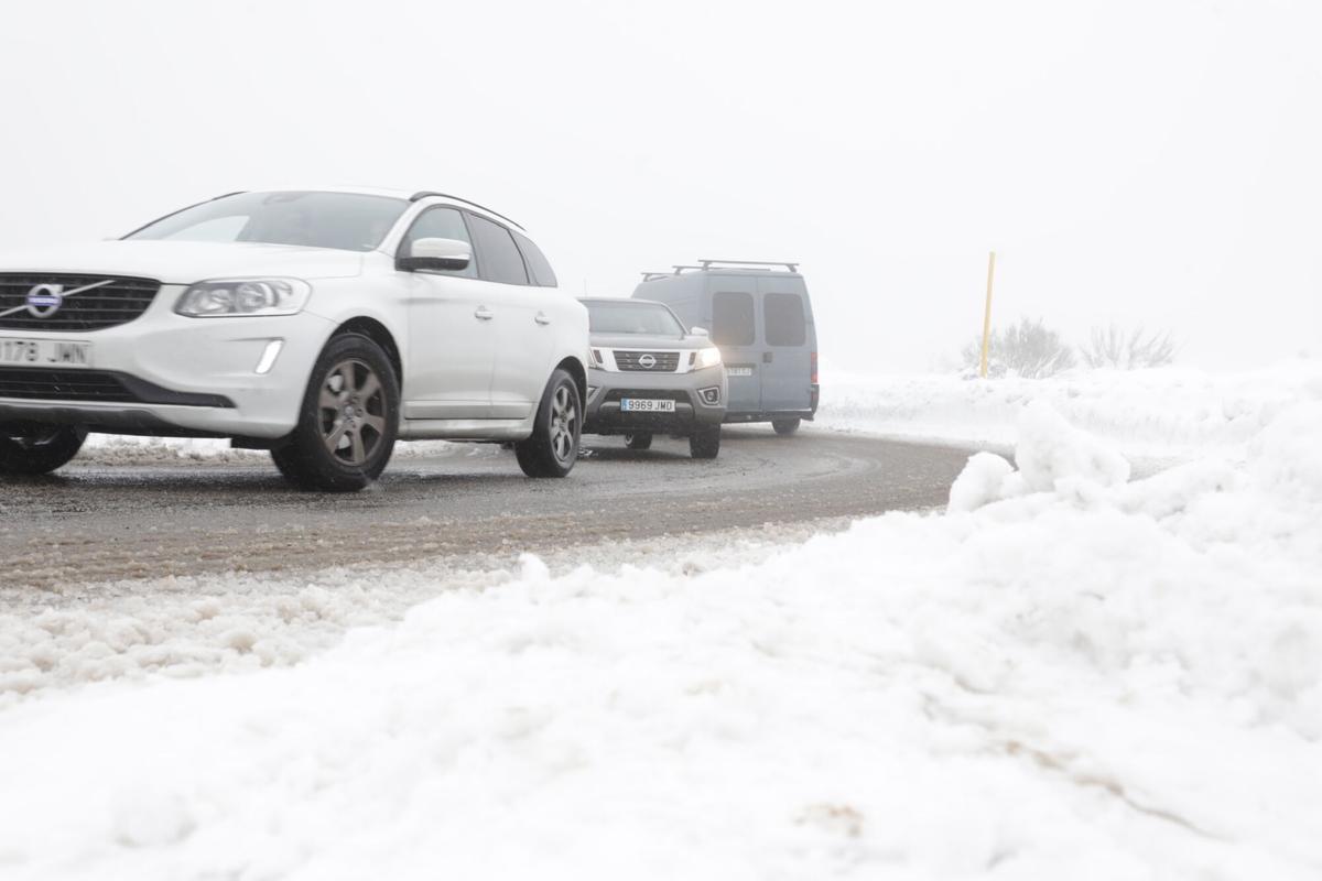 Puente Medio, Aller. Tráfico en la carretera al puerto San Isidro