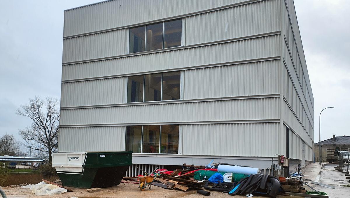 El centro de salud en obras, con toda su estructura de madera.