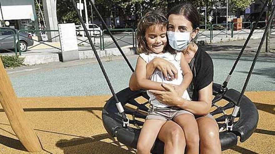 Diana Zaera, junto a su hija de cuatro años.