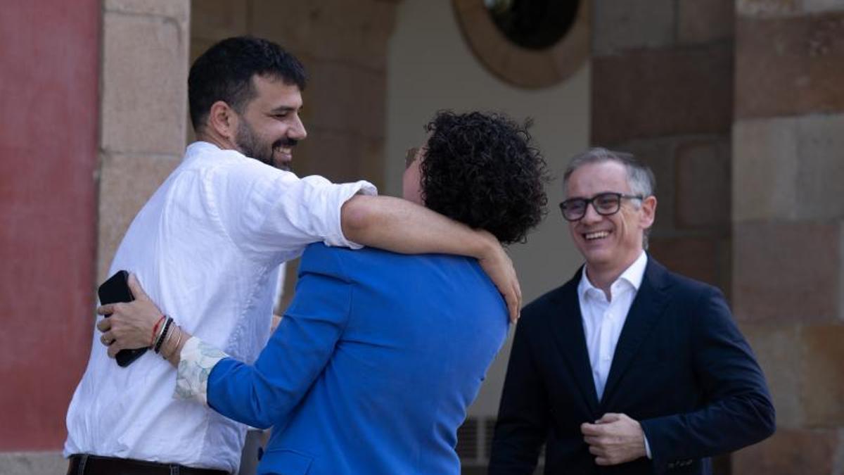 La secretaria general de ERC, Marta Rovira, junto al president del grupo parlamentario de ERC, Josep María Jové, abraza al diputado Rubén Wagensberg