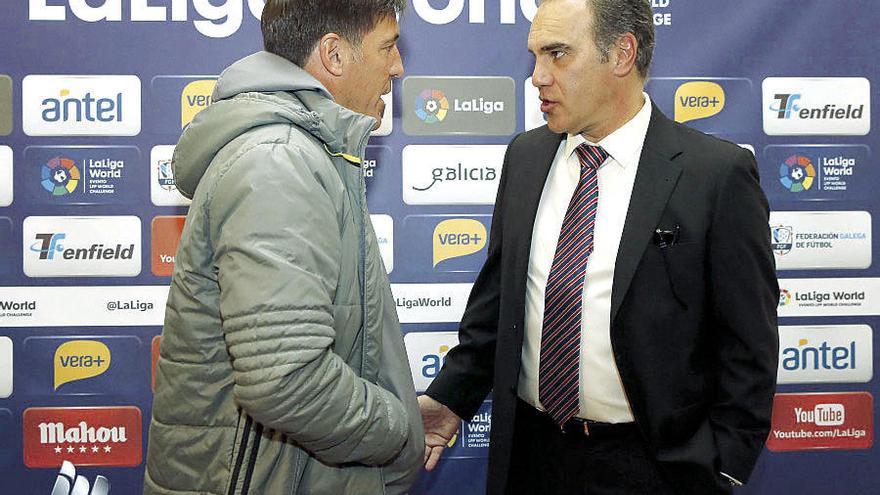 Eduardo Berizzo estrecha la mano del técnico de Nacional, Martín Lasarte. // La Liga World