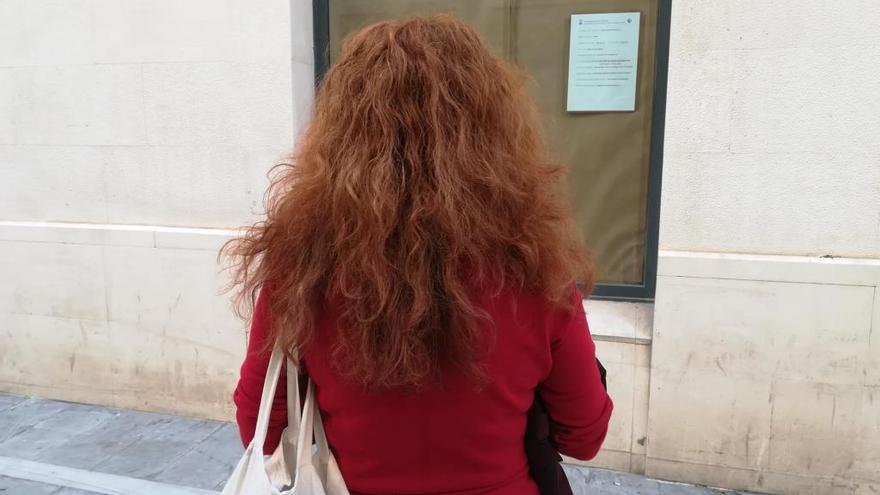 La mujer que pide una solución para su marido y su hijo, esta Navidad en el centro de Málaga.