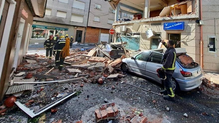 Una explosión de gas causa varios heridos y vuela la primera planta de un edificio en Ordes