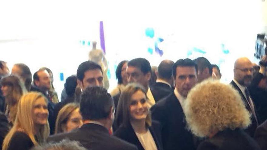 La Reina Doña Letizia saludando al alcalde de Benidorm, Toni Pérez, durante su visita al stand