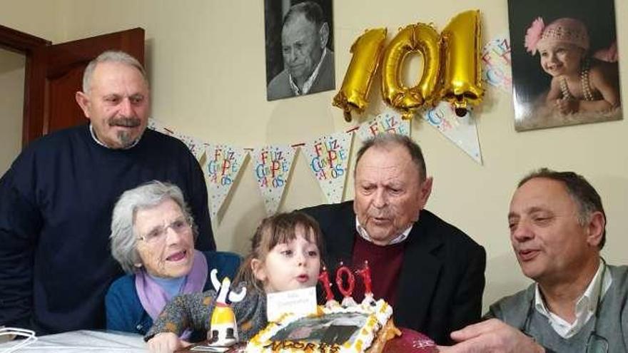 Andrés Vidueiros sopla las velas de su 101º cumpleaños junto a sus familiares y el alcalde de Vila de Cruces, Jesús Otero.