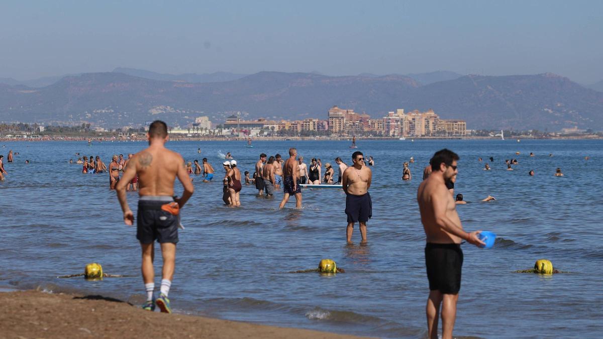 La playa de la Malva-rosa, a tope el pasado domingo 1 de octubre por el calor.