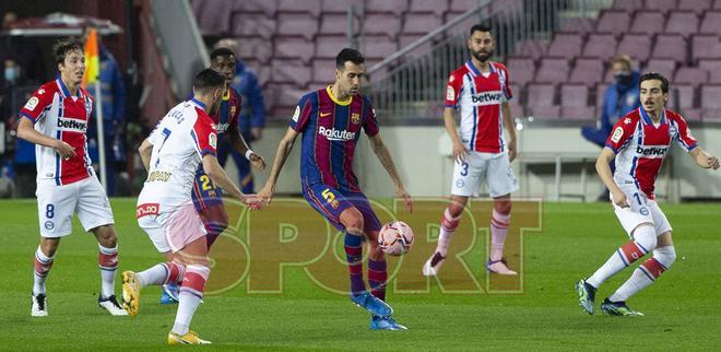 Sergio Busquets durante el partido de LaLiga entre el FC Barcelona y el Alavés disputado en el Camp Nou.