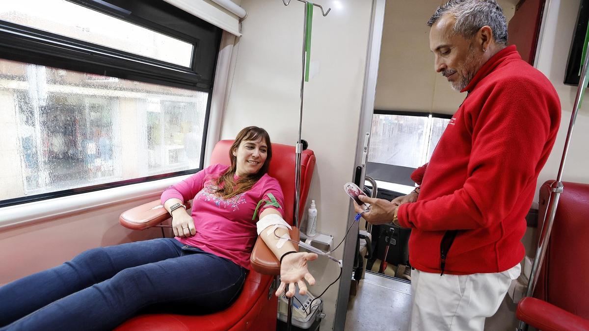Nira Jiménez, donante habitual, en la unidad móvil instalada en la calle Heraclio, en La Laguna