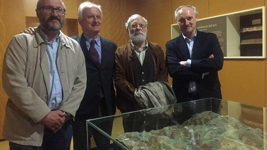 Rubén Montes, doctor en Arqueología; Joaquín Lorences, vicepresidente de la Fundación Valdés-Salas; el catedrático de Arqueología Miguel Ángel de Blas, y el arqueólogo del Museo Arqueológico de Asturias Ángel Villa, ayer, en el Aula del Oro, en Belmonte.