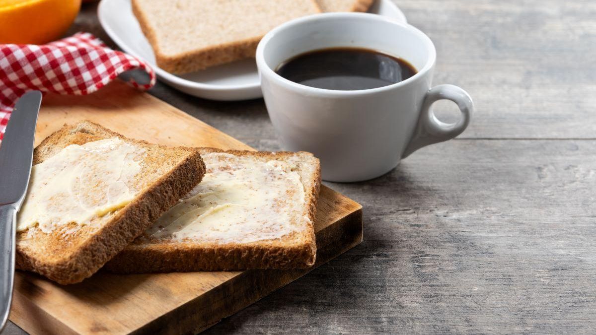 Las tostadas y el café son una de las opciones favoritas de muchos para el desayuno.