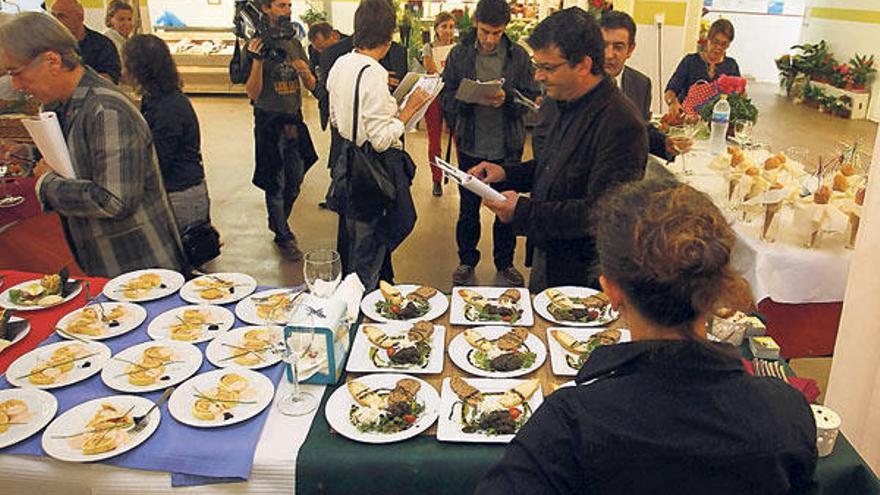 Miembros del jurado del concurso, ayer, supervisando los platos participantes