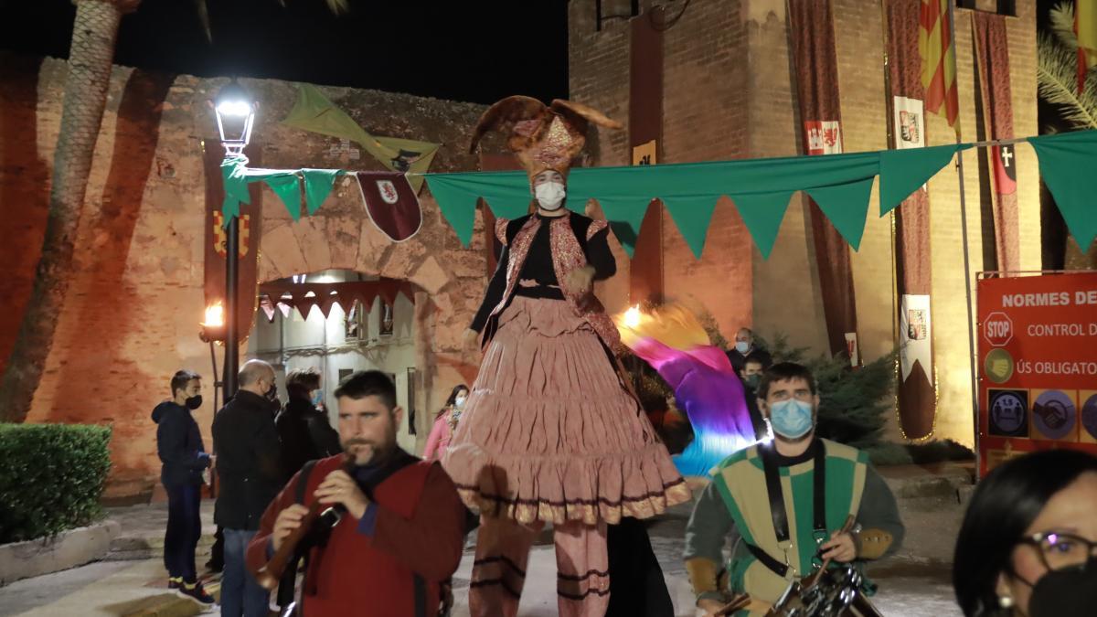 La música itinerante ha protagonizado el inicio de la feria medieval de Mascarell.