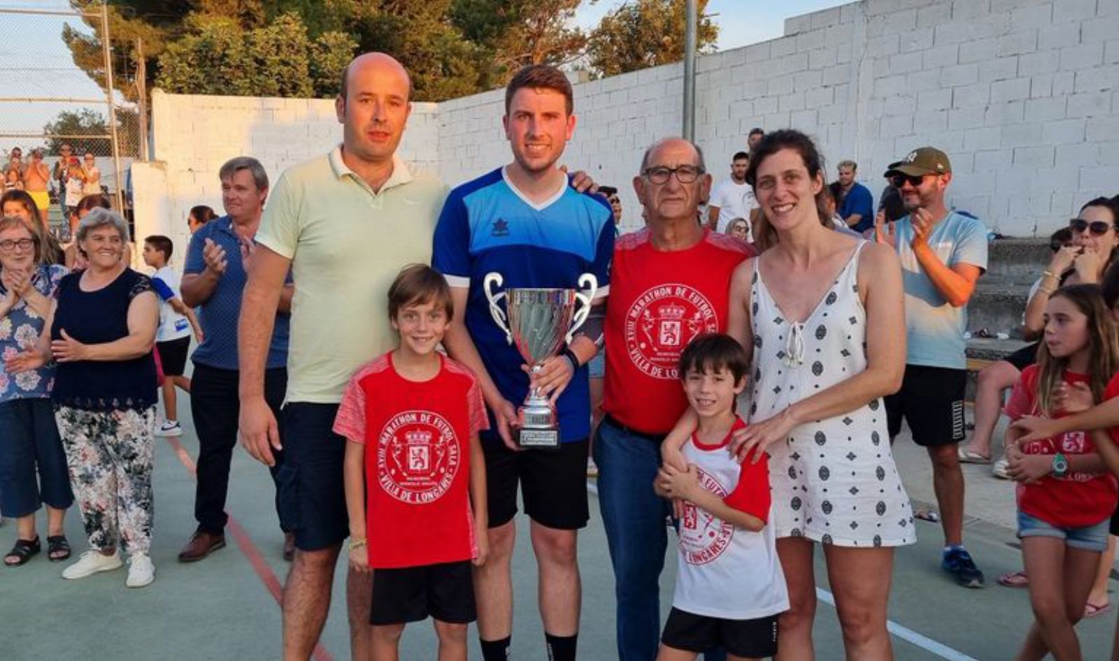 Entrega del trofeo al equipo ganador.