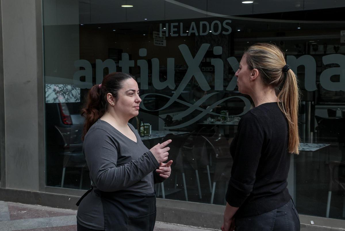 Dos de las trabajadoras conversan en el exterior del establecimiento.