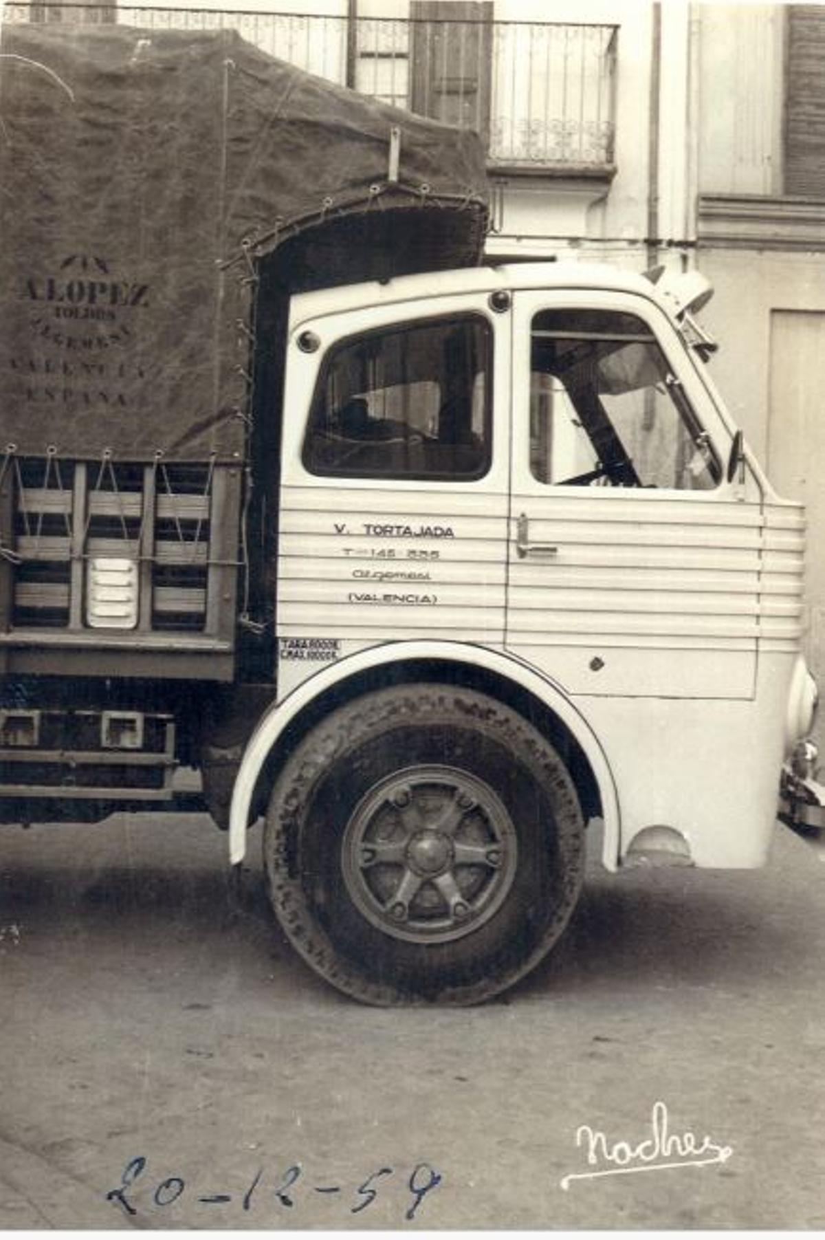 Un toldo de un camión con la marca de la empresa en 1959.