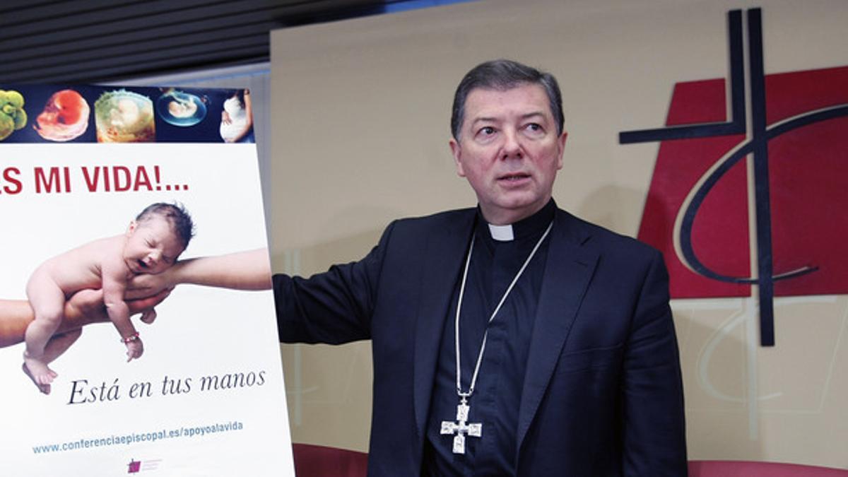 El portavoz de la Conferencia Episcopal, Juan Antonio Martínez Camino, presenta una campaña contra el aborto en marzo del 2010.