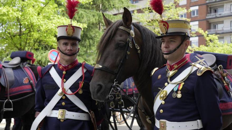 El capitán Cristóbal Villarreal (a la derecha), con el cabo Adrián Borrego y junto al caballo «Rejón».