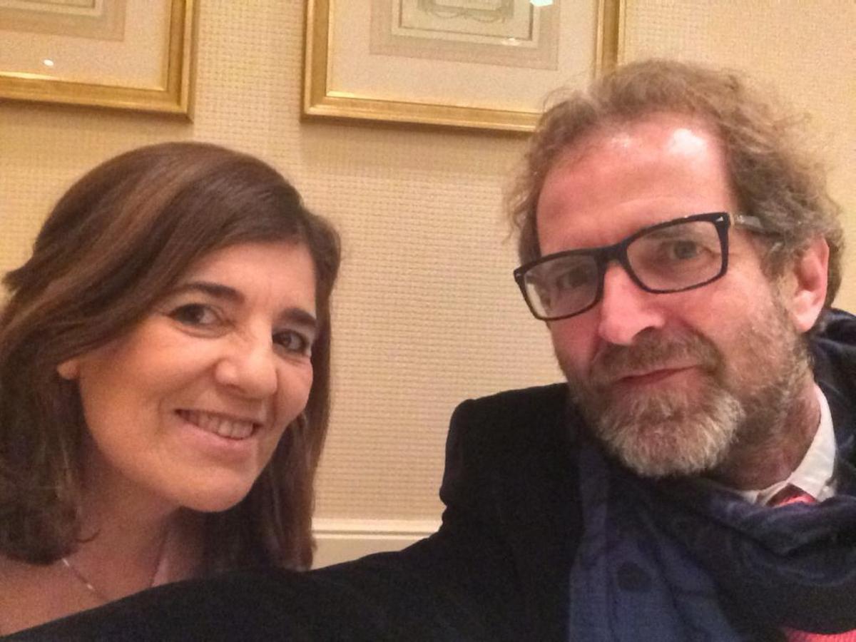 Mauro Muñiz junto a su hermana María, que fue eurodiputada por el PSOE