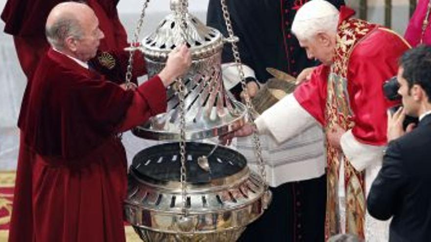 Benedicto XVI sale del arzobispado para oficiar la misa en el Obradoiro