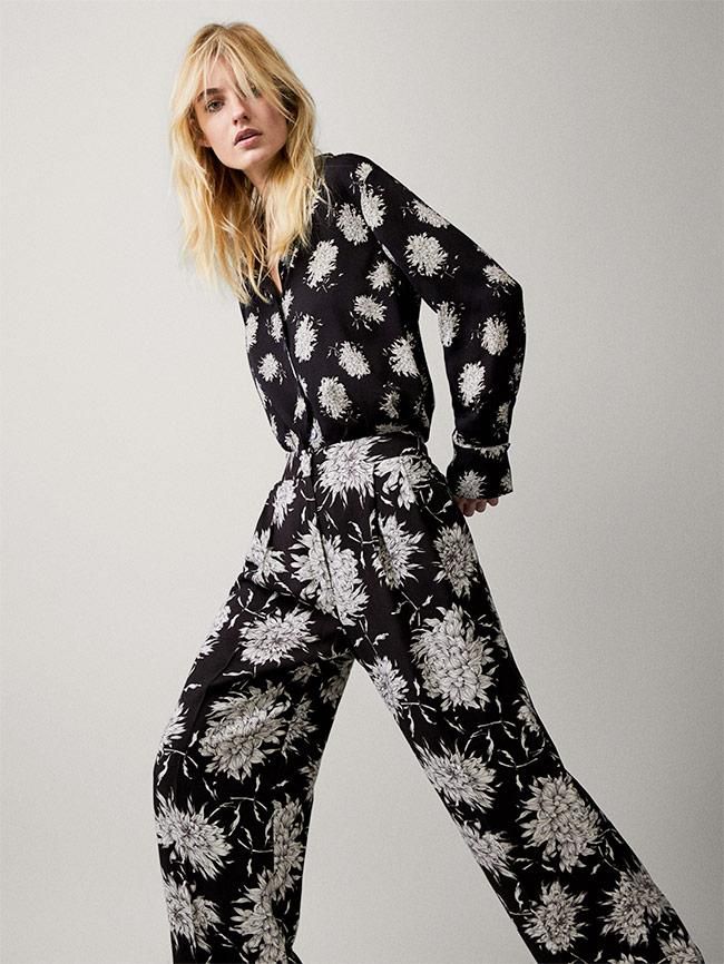 Pantalón negro estampado con flores de Massimo Dutti