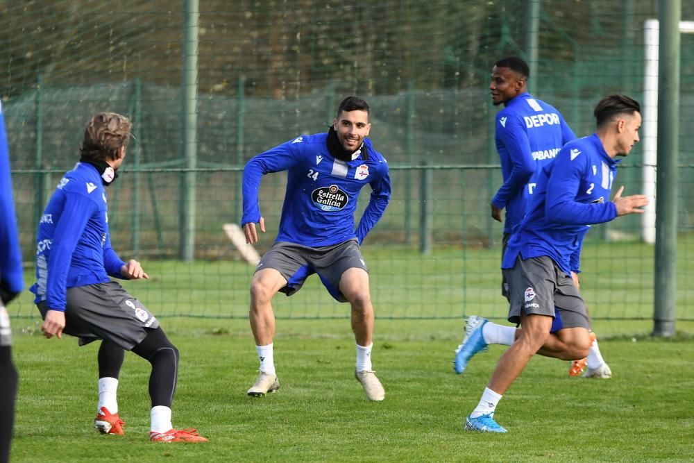 El Deportivo regresa a los entrenamientos tras el descanso con una sesión de larga duración sobre el cesped.