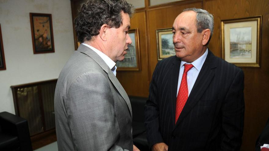 Ricardo Mirón con el alcalde, Miguel Fernández Lores, en una imagen de 2009. |   // RAFA VÁZQUEZ