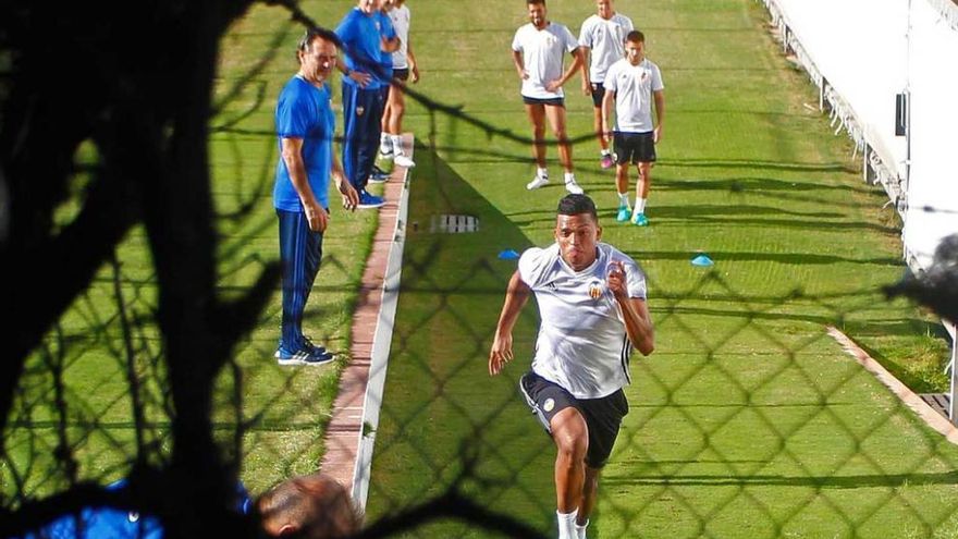 Uno de los ejercicios físicos realizados por los jugadores valencianistas en el entrenamiento de ayer.