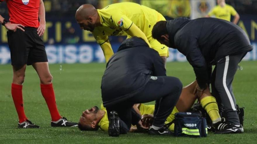 Coquelin, con gestos de dolor, en el Villarreal-Barcelona.