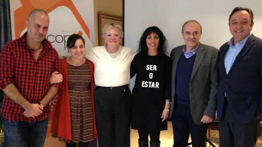 Martha Williams, tercera por la izquierda, junto a representantes de Mensajeros de la Paz y de Aecop.