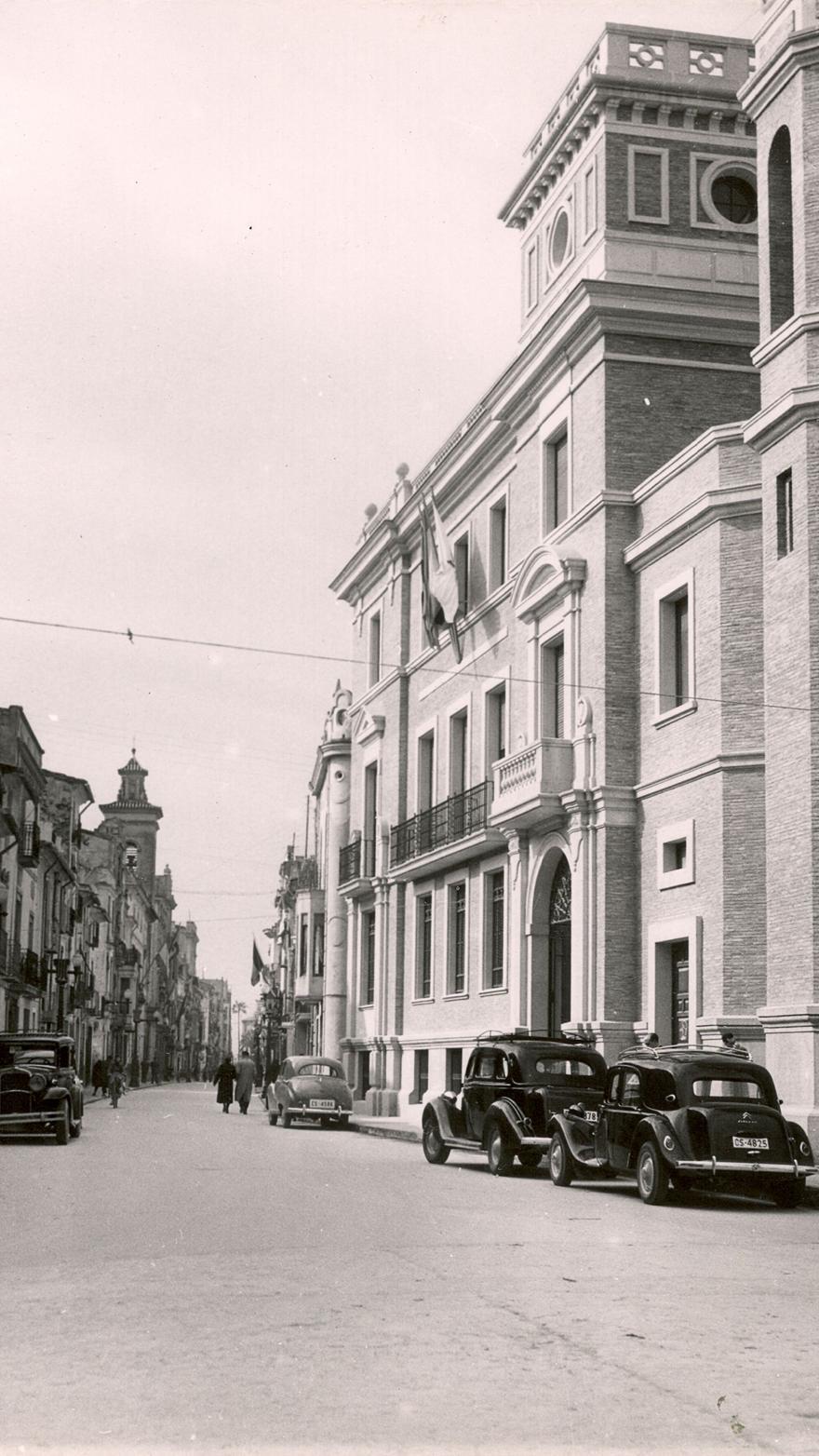 La calle Mayor, con el edificio de la Diputación en primer plano.