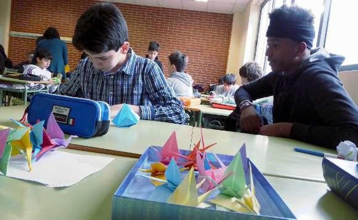 Álex Llada y Víctor Julián León, haciendo grullas.