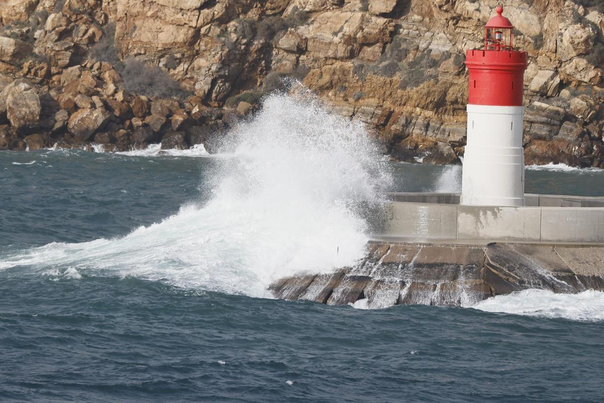 Intenso oleaje en el Faro de Navidad de Cabo de Palos
