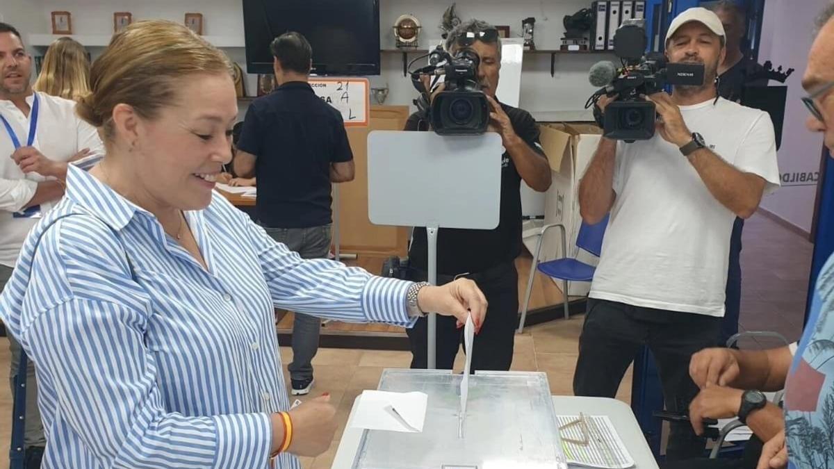 Astrid Pérez, presidenta del PP de Lanzarote, ejerce su derecho al voto en Arrecife en las elecciones europeas 2024.