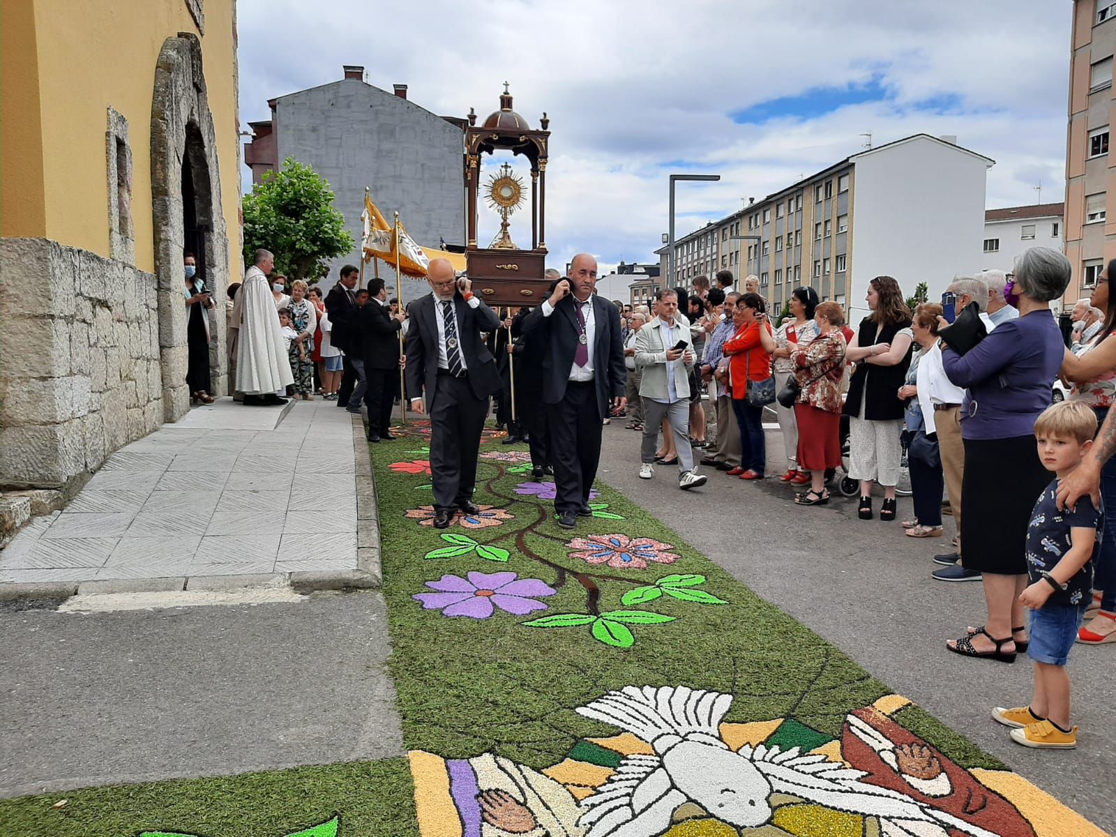 Lugones celebra el Corpus: así ha sido la jornada con alfombras florales y niños de comunión
