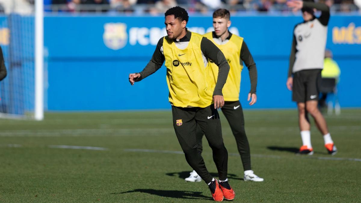 Vitor Roque en el entrenamiento de puertas abiertas del Barça