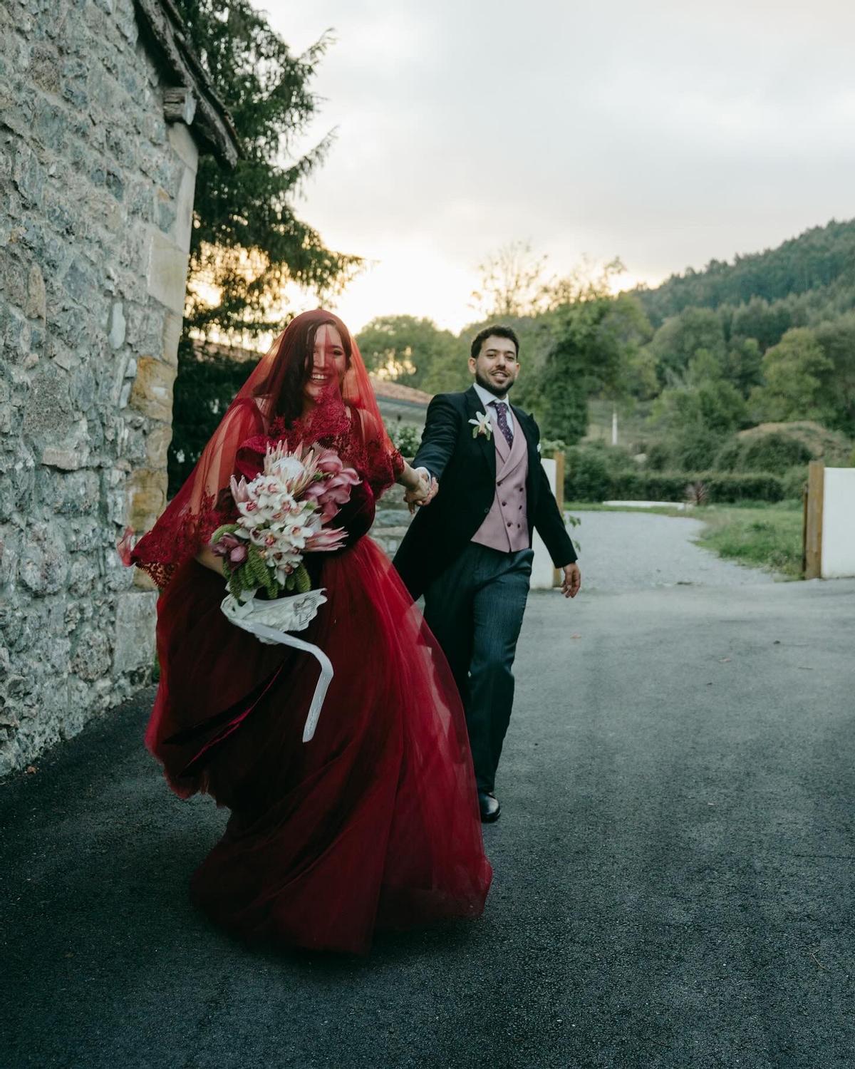 Los novios, en otra imagen de su álbum de boda.