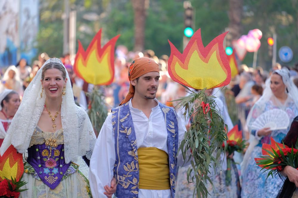 Los festeros aprovechan la Ofrenda para protestar contra la violencia de género con flores y lazos morados