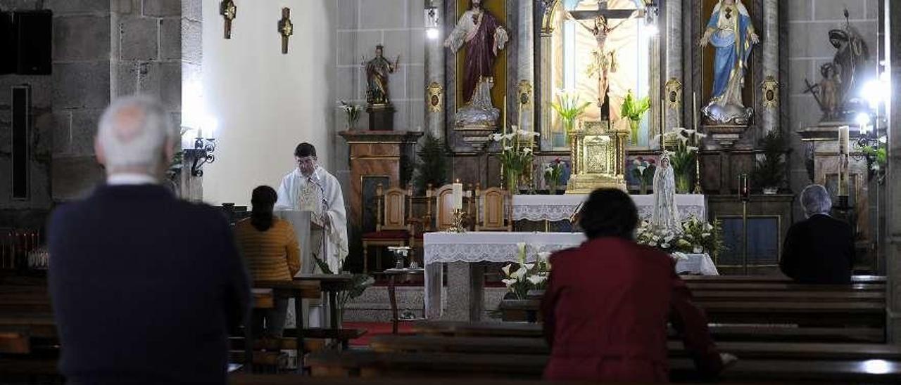 La misa oficiada, ayer, en la iglesia parroquial de Silleda. // Bernabé/Javier Lalín