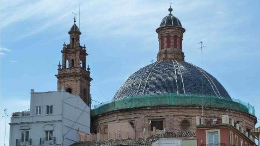 Una malla protege todo el perímetro de la gran cúpula de los Escolapios, la más grande de Valencia.