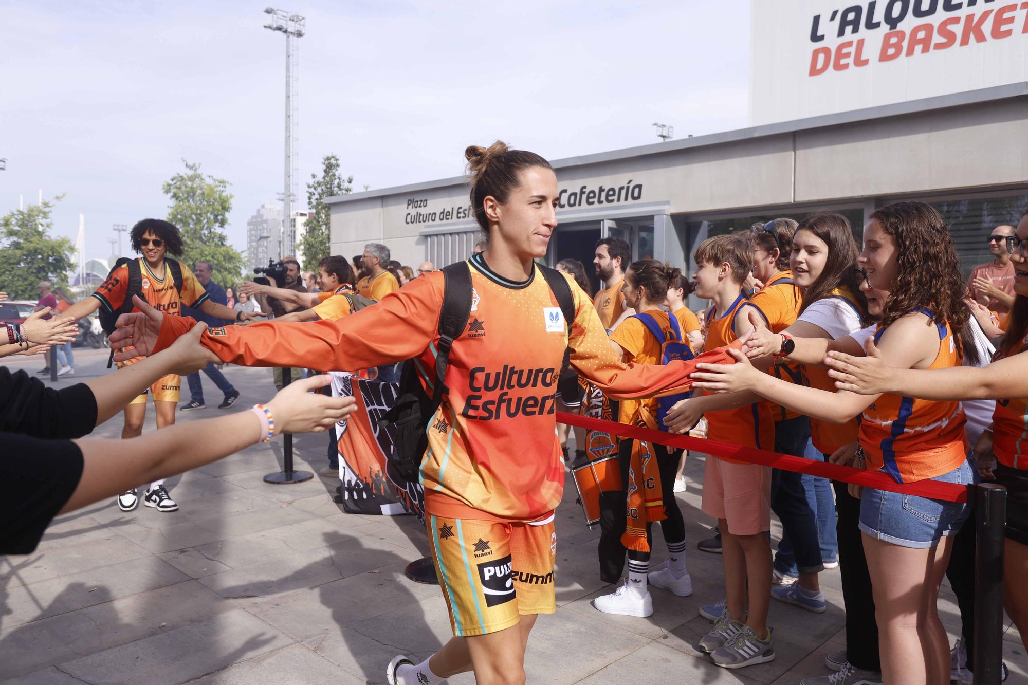 Así fue el recibimiento de los aficionados de Valencia Basket  antes de enfrentarse al  Perfumerías