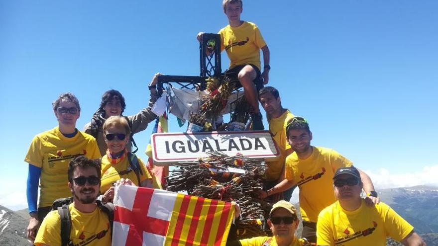 El grup d&#039;igualadins que van pujar al Canigó a encendre la flama