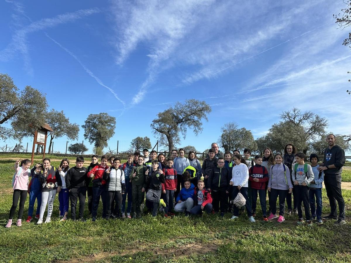 Alumnos participantes en el avistamiento de grullas en El Viso.