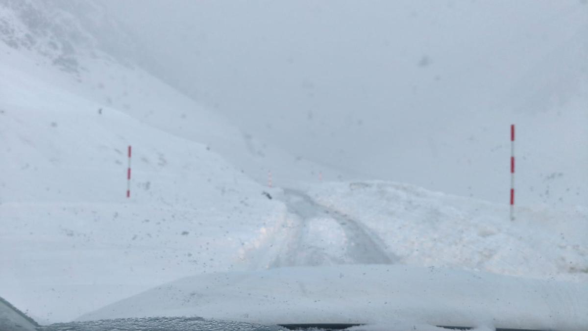 Las intensas nevadas han cubierto por completo la carretera en la zona del túnel del Bielsa.