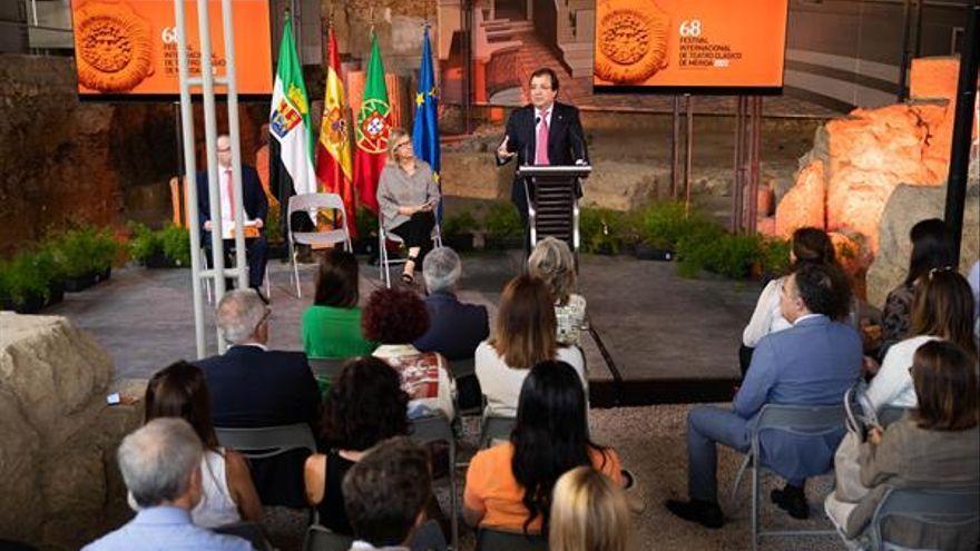 El presidente de la Junta de Extremadura, Guillermo Fernández Vara, presenta el Festival de Teatro Clásico de Mérida, que en esta próxima edición ofrece producciones lusas y argentinas, ayer lunes en el Teatro Romano, en Lisboa.