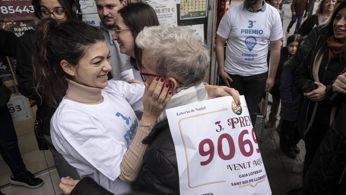 Celebración en la administración de lotería de Sant Boi de Llobregat, que ha repartido parte del tercero y un cuarto premio de la Lotería de Navidad.
