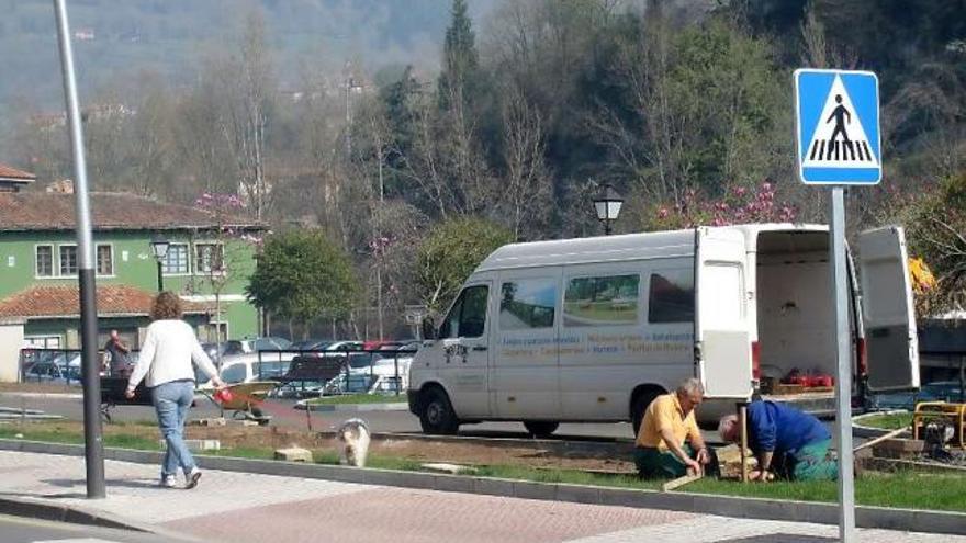 Dos operarios durante los trabajos en el parque de La Corredoria.