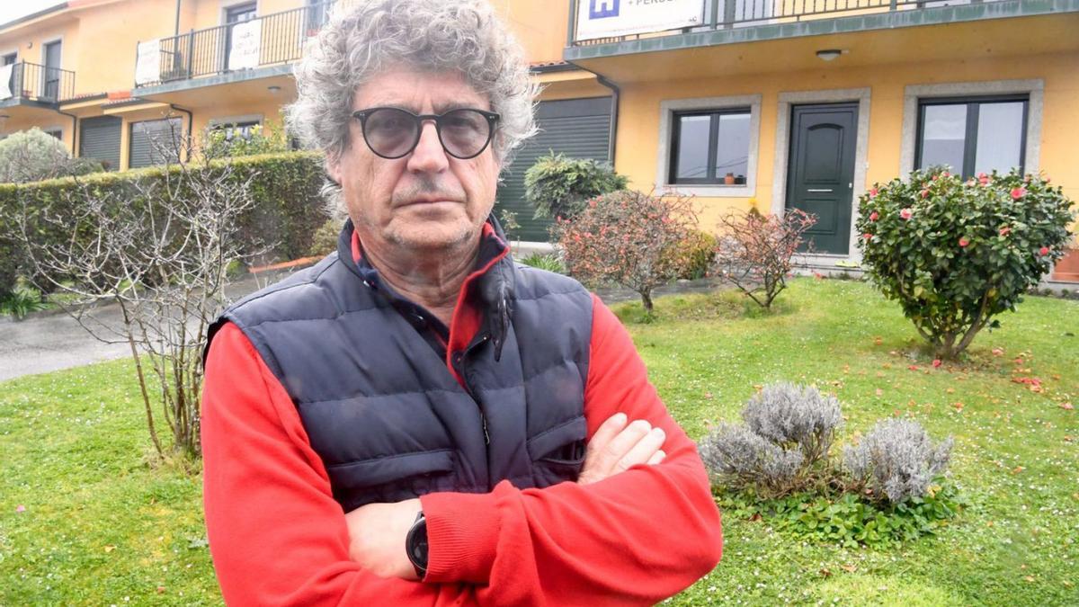 Pedro Magín Prieto posa en su casa, en Castaño de Eirís.  | // VÍCTOR ECHAVE