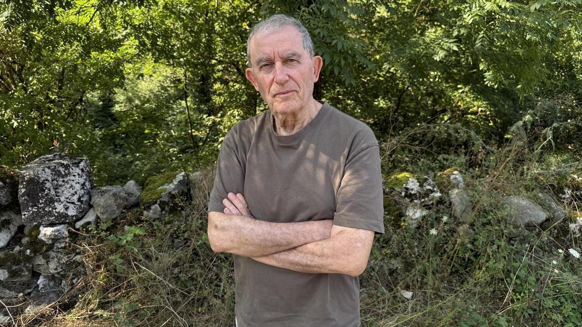 Fernando Híjar, en la zona en la que se pretende construir la planta de biogás de Arenas de Cabrales.