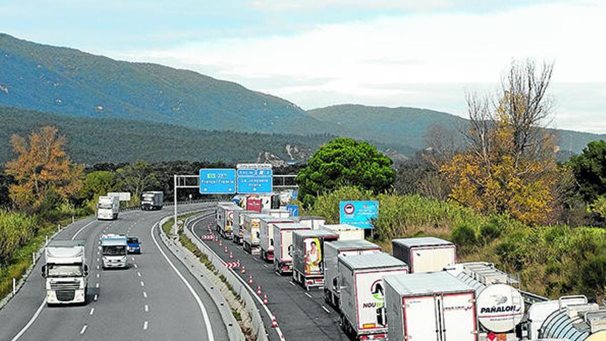 La Jonquera, bloquejada pels camions i buida de clients als comerços