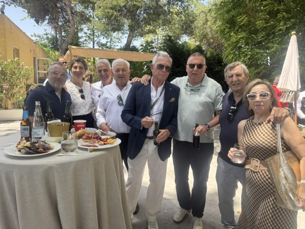 Demetrio Muñoz, Paloma Madrid, Ginés Mota, Paco Gómez, Manuel Ferry, Enrique Salar, Ramón Ribes y Mari Carmen Gambín en el Real Club El Plantío.
